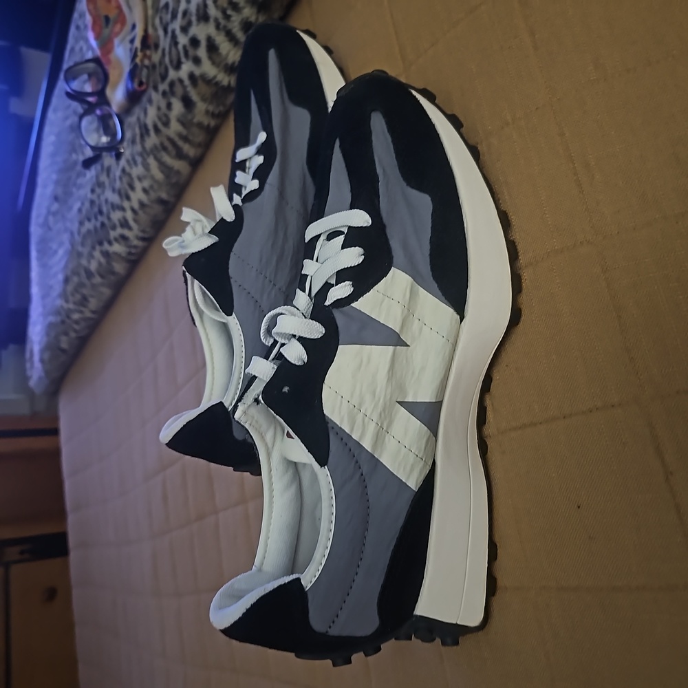 New balance the intelligent choice 327 black, white and grey